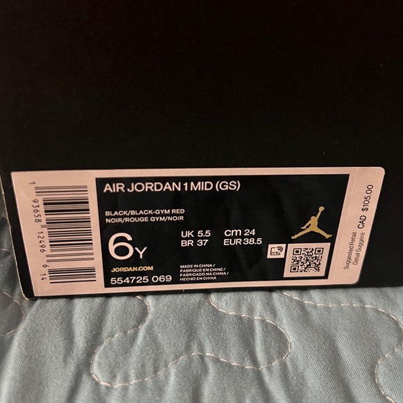 JORDAN 1 MID CHICAGO BLACK TOE GS | Size 6Y - Picture 10 of 11